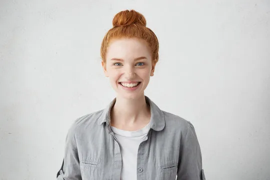 用户在手机上使用半岛体育APP